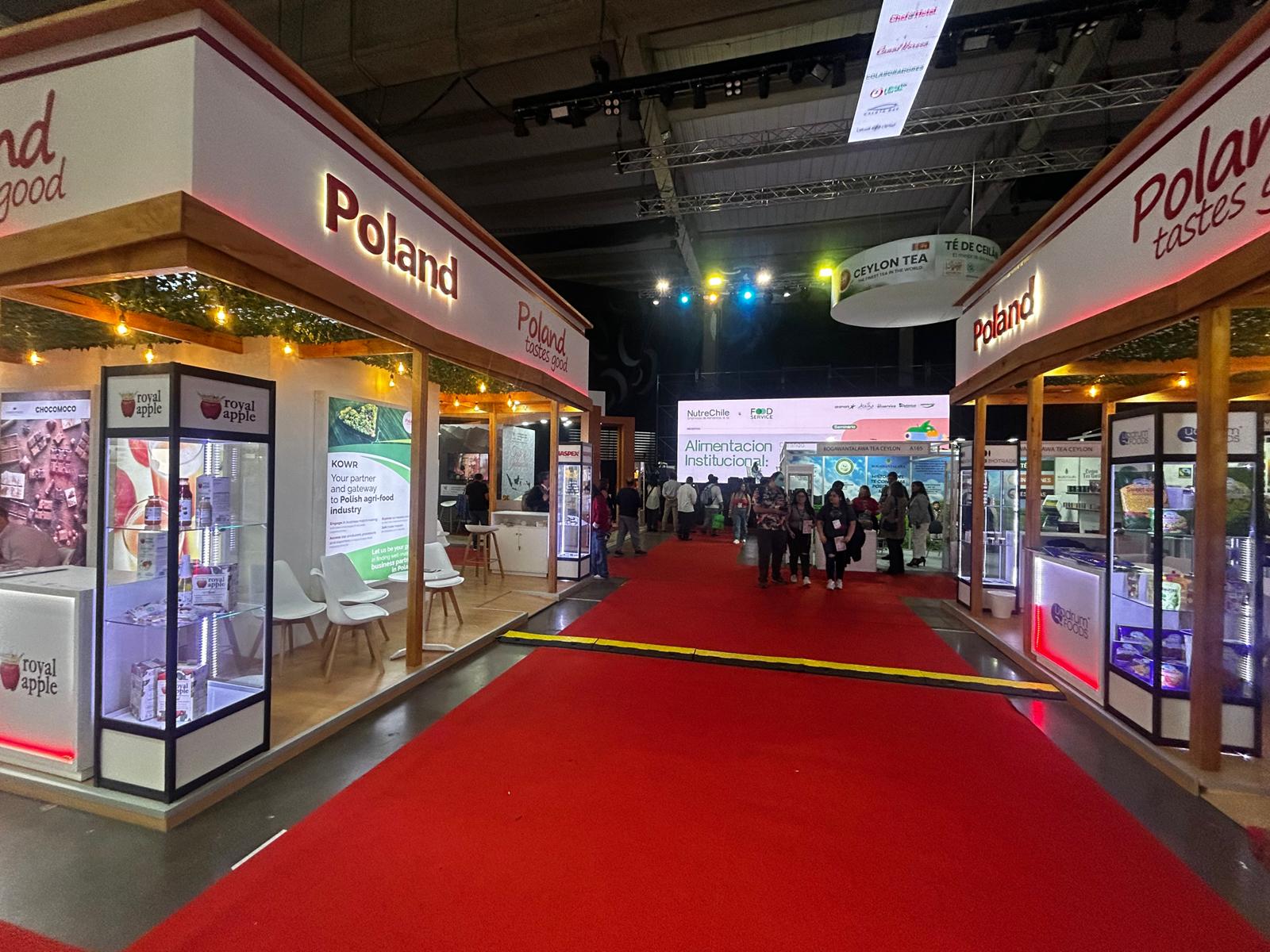 Instalaciones de una feria con stands e iluminación