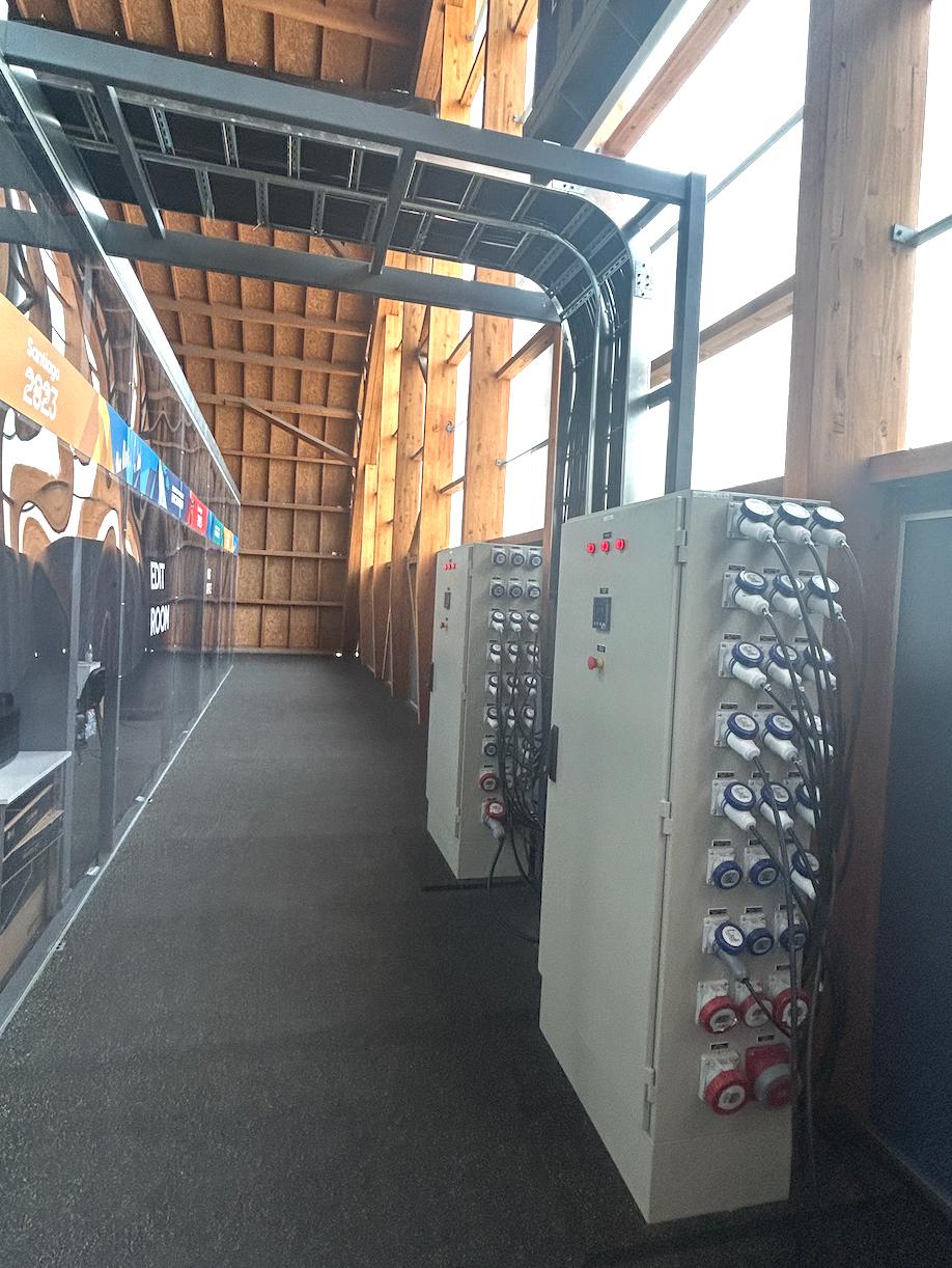 Tableros de distribución eléctrica instalados en terreno